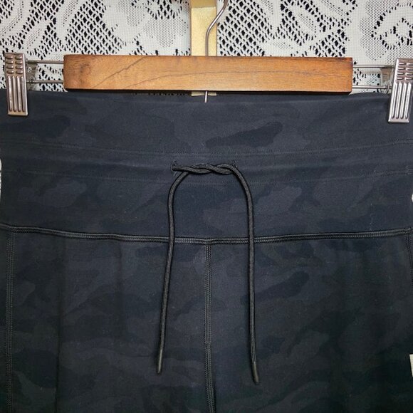 Vuori Daily Legging in Black Camo M - Picture 2 of 11